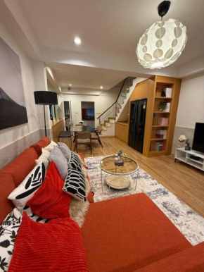 Huge 4 story Japanese House Sleeps 9 City Center